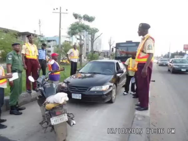 Angry Soldier Beat Up LASTMA Officer Who Arrested His Car On BRT Lane In Ikorodu Lagos